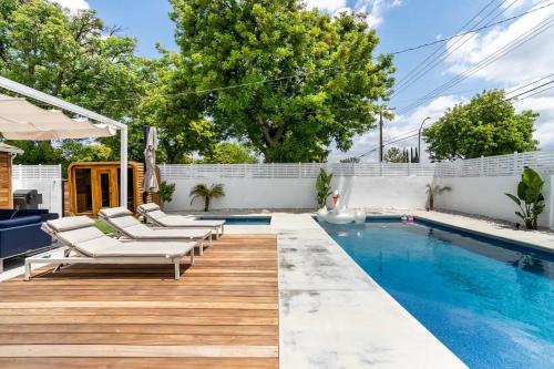 New luxury entertaining house with Pool Spa Sauna Tesla charger Pets, Los Angeles (photo 4)