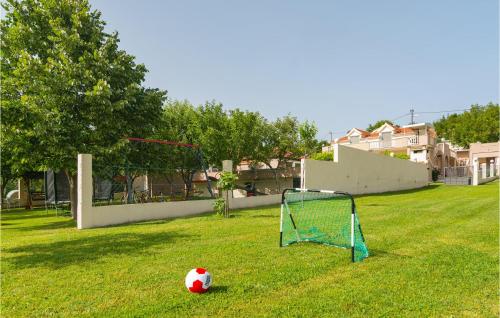 Dārzs, Cozy Apartment In Obrovac Sinjski in Karakašica