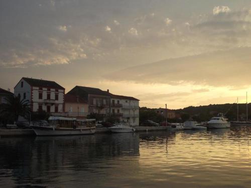  Apartments Mile - next to the sea in Kukljica