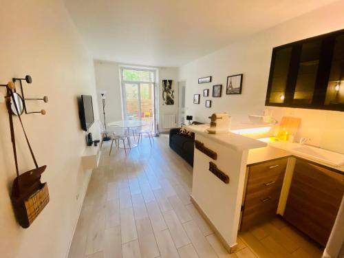 Wendy family flat with calm courtyard 3min for metro Paris in 10 mins - Location saisonnière - Maisons-Alfort