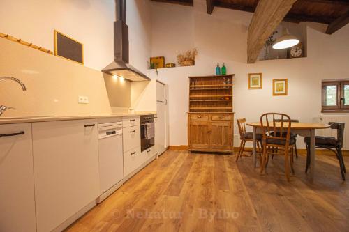 2 bedrooms, 4 beds