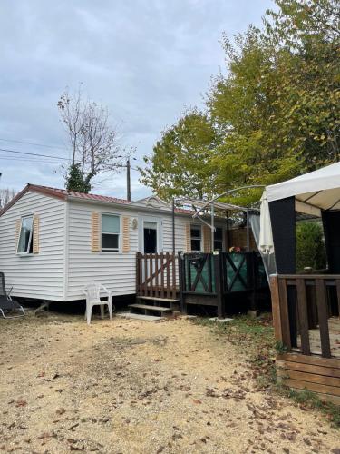 Charmant Mobil-home climatisé avec 2 chambres et entièrement équipé, sauf draps en option, pour 5 personnes au maximum - Camping - Sarlat-la-Canéda