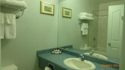 The Bridgeport Inn