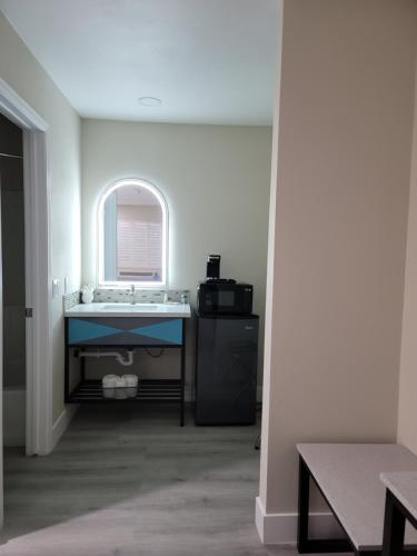 OYO Hotel Victorville Mojave Dr - 2 mi from Victor Valley Global Medical Center - image 7