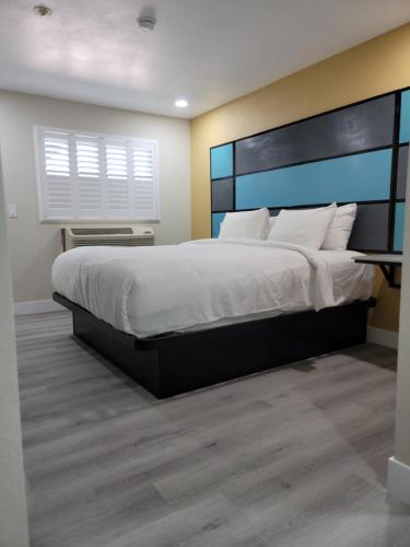 OYO Hotel Victorville Mojave Dr - 2 mi from Victor Valley Global Medical Center - image 6