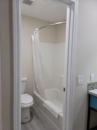 OYO Hotel Victorville Mojave Dr - 2 mi from Victor Valley Global Medical Center - image 2