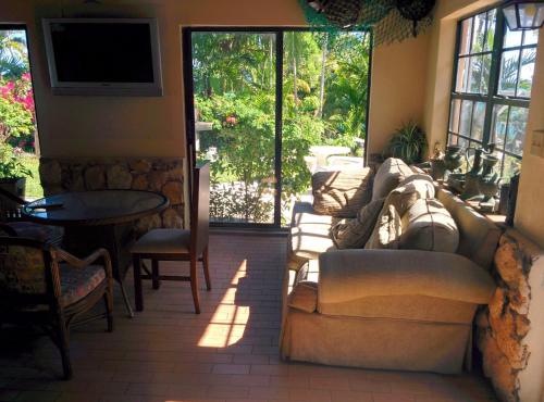 Shared lounge/TV area, Orange Hill Beach Inn in Nassau