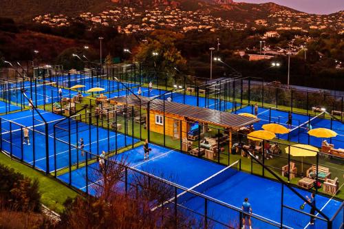 Tennis court, Cap Esterel, quartier Belvedere 2p meuble tourisme 3 etoiles climatise Rez-de-Jardin, Vue Mer, WIFI, in Saint-Raphael