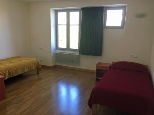 2 twin beds