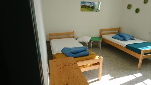 2 twin beds