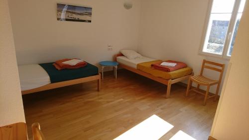 2 twin beds