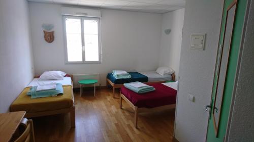 3 twin beds
