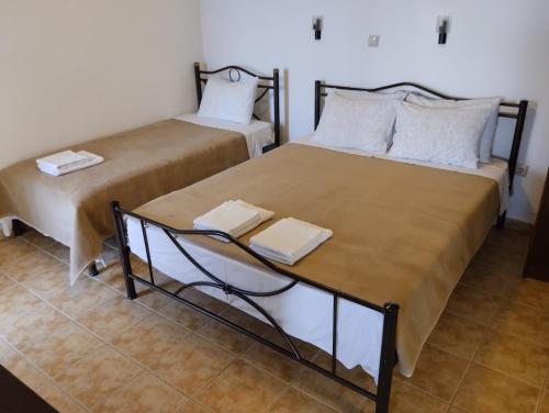1 double bed, 1 twin bed, 2 sofa beds