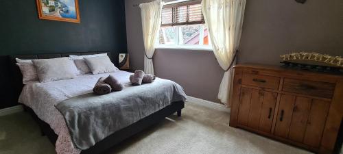 Spacious, 5 bed house for 9 in Chester