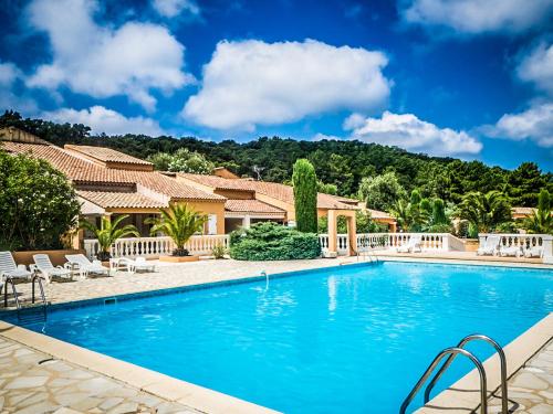 Apartment with Pool View 