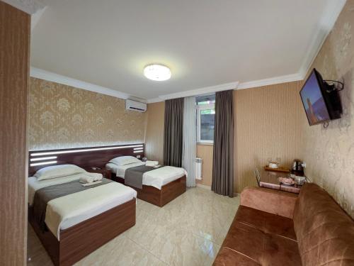 2 twin beds, 1 sofa bed