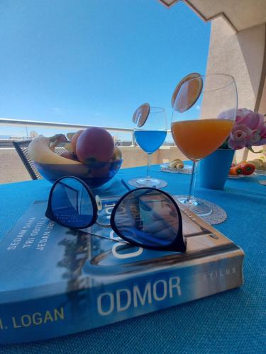 Apartment Summer Vibes Split