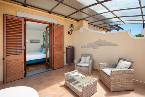 Deluxe Double Room with Balcony image 7