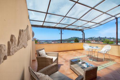 Deluxe Double Room with Balcony image 9