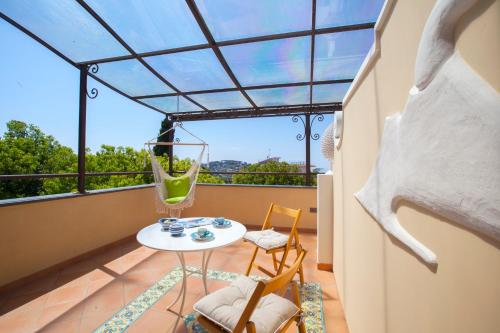 Deluxe Double Room with Balcony image 2