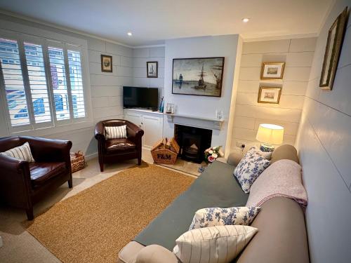 Stylish 3BR Cowes Cottage Close To The Waterfront