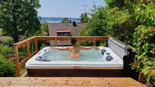 Ferienhaus Wellnesshütte mit Außenwhirlpool und herrlichem See-und Alpenblick in Überlingen, Deutschland
