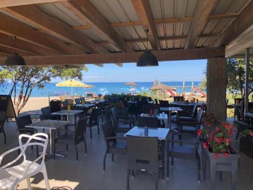 Restaurace, Grand studio les pieds dans l'eau in San Nicolao