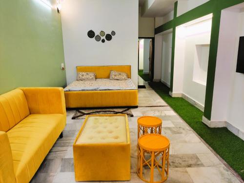 Yellow Homestay - Modern 2BHK AC stay, Jabalpur