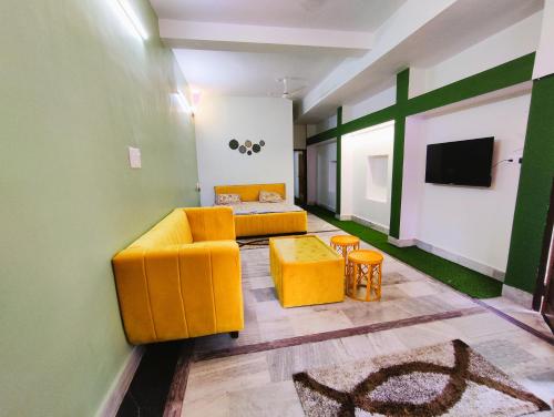 Yellow Homestay - Modern 2BHK AC stay