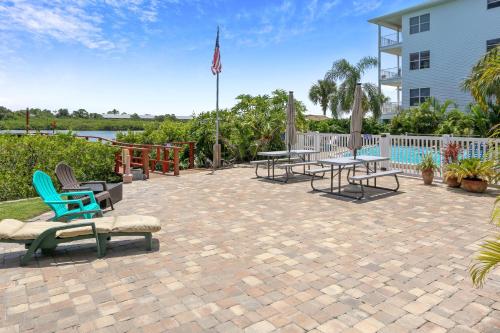 Sea Shell 24 Charming Townhome steps to beach with pool and BBQ - image 9