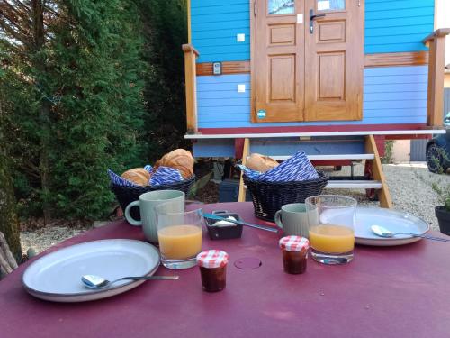 Roulotte jusqu'à 2 personnes Le Temps d une Pause en face du Beaujolais - Climatisation et Borne recharge véhicule électrique