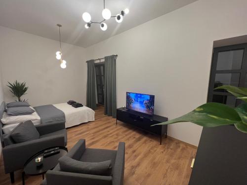 Apartment YELLOW ROSE, Perfect Location with Free Parking, 24h Checkin & Balcony