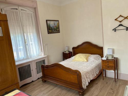 Chambre Arnica lit 140 wifi sdb partagée - Tap to explore photos
