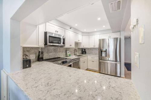 Villa Madeira 306 Beach front stunning view! Walk to everything - image 7