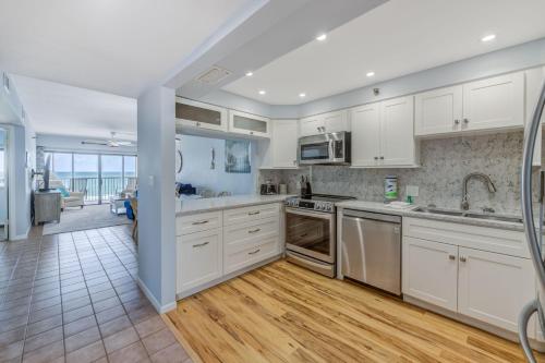 Villa Madeira 306 Beach front stunning view! Walk to everything - image 9