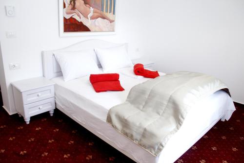 1 queen bed, 1 sofa bed