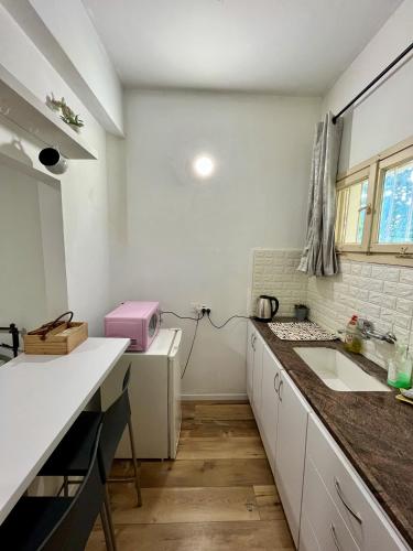 kuhinja, 1x spalnica 40 kv. m., 1x zasebna kopalnica Apartma v Neve Shanan (Carmel Boutique Apartment) in Haifa