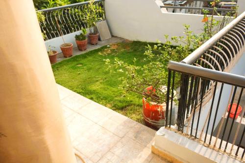 Yellow Homestay - Modern 2BHK AC stay