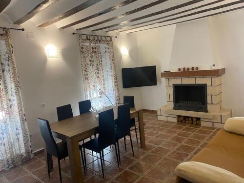 . Agradable casa con chimenea interior y barbacoa.