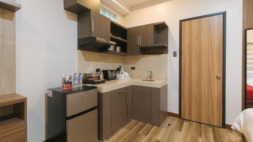 Kitchen, RedDoorz Plus @ Bez Tower and Residences San Juan in San Juan