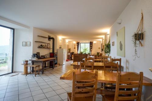 مطعم, Lou Rey Éco Hameau - Gîte, Chambre d'Hôtes & Table d'Hôtes (Lou Rey Eco Hameau - Gite, Chambre d'Hotes & Table d'Hotes) in Le Collet De Deze