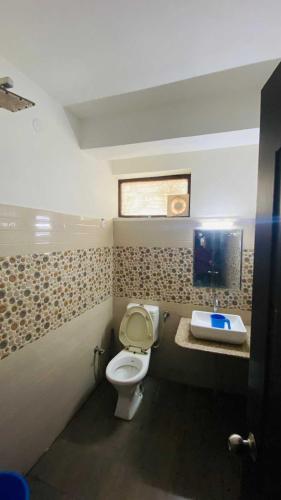 Bathroom, OYO Flagship 12976 Hotel New Fiza near Raghunath Temple