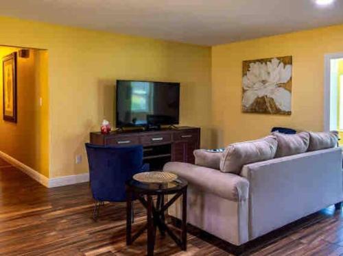 Tampa-Lutz 3bdr2bath 20 min to Stadium, Airport