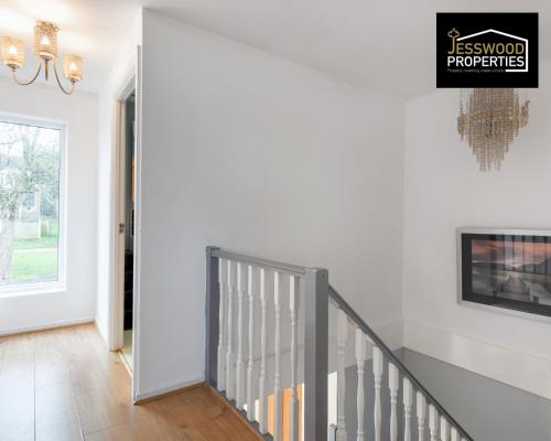 Stylish 3 Bedroom Contractor House Stevenage by Jesswood Properties Short Lets Free Parking & Wifi