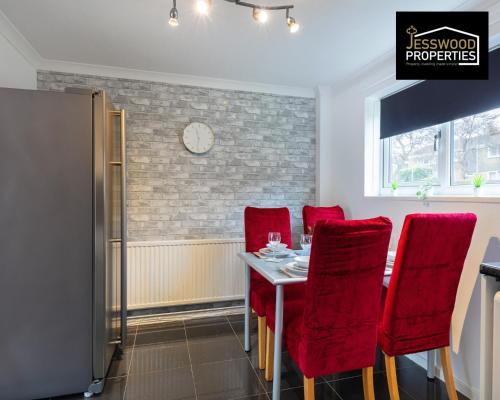 Stylish 3 Bedroom Contractor House Stevenage by Jesswood Properties Short Lets Free Parking & Wifi