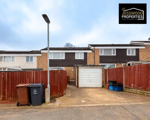 Stylish 3 Bedroom Contractor House Stevenage by Jesswood Properties Short Lets Free Parking & Wifi