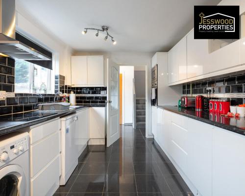 Stylish 3 Bedroom Contractor House Stevenage by Jesswood Properties Short Lets Free Parking & Wifi