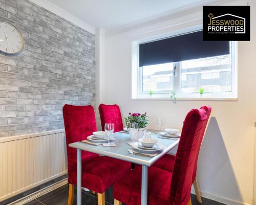 Stylish 3 Bedroom Contractor House Stevenage by Jesswood Properties Short Lets Free Parking & Wifi