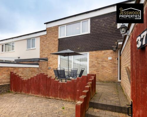 Stylish 3 Bedroom Contractor House Stevenage by Jesswood Properties Short Lets Free Parking & Wifi