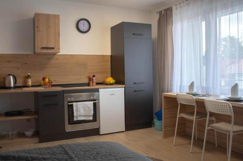 Konyha, Modernes Studio mit großem Balkon, vollausgestatteter Küche und idealem Arbeitsplatz für Home Office (Modernes Studio mit großem Balkon, vollausgestatteter Kuche und idealem Arbeitsplatz fur Home Office) in Gartringen